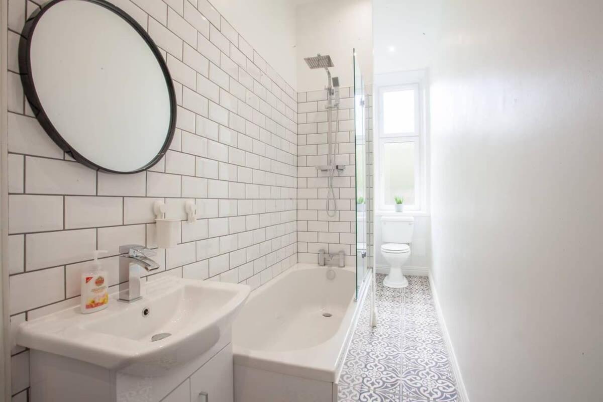 Modern, Light-Filled And Sleek West End Apartment Glasgow Exterior photo